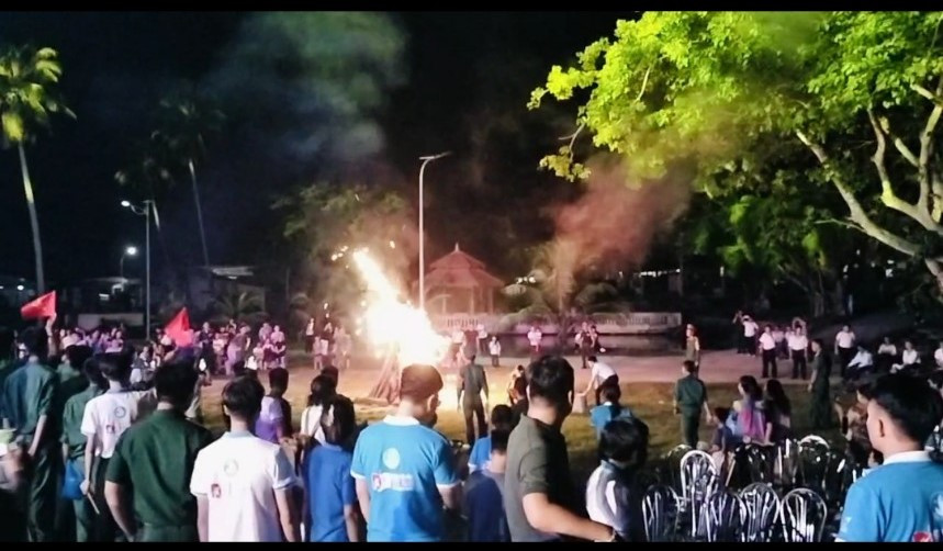 Giao lưu lửa trại cùng quân và dân và trên đảo Thổ Châu. Giao lưu lửa trại cùng quân và dân và trên đảo Thổ Châu.