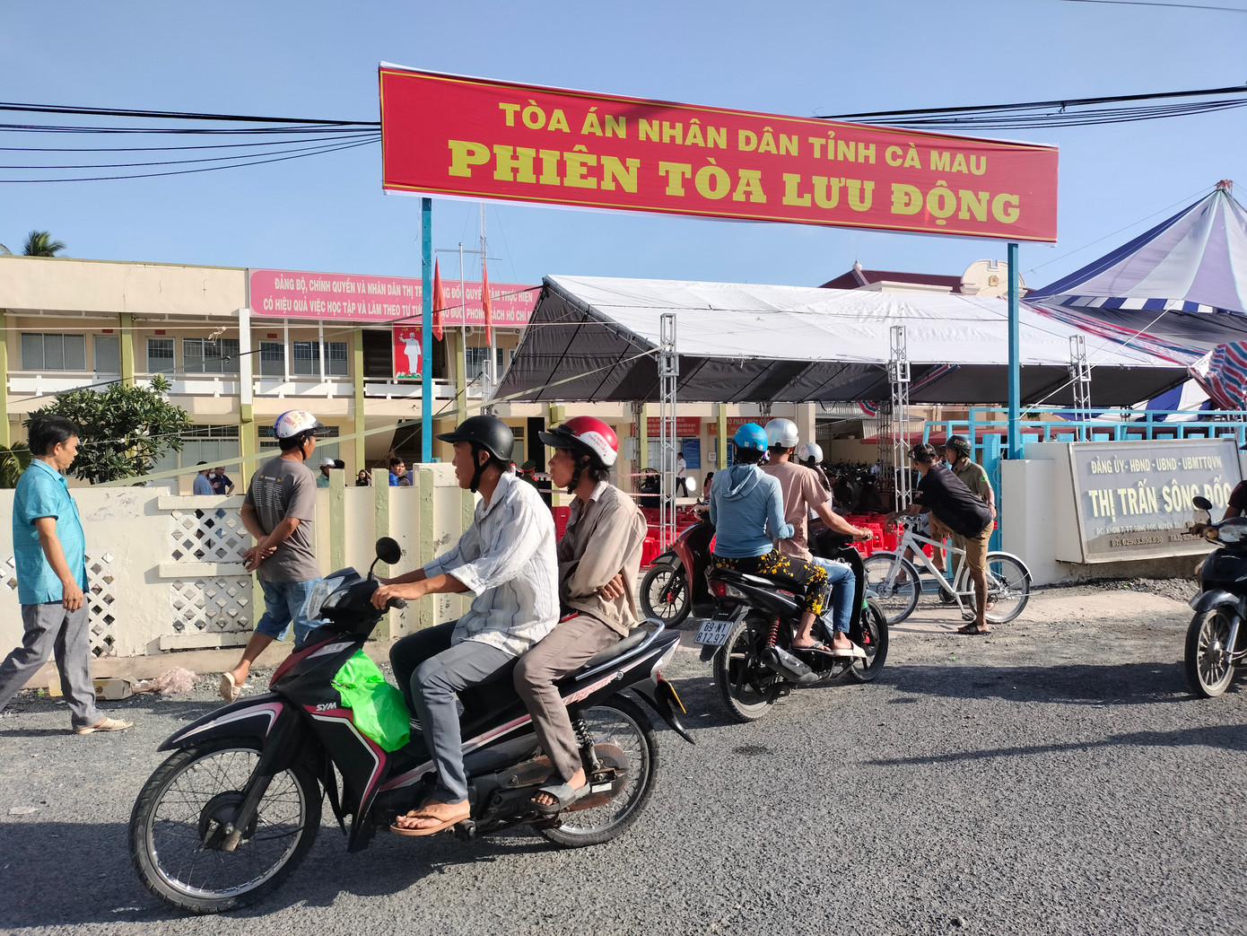 Phiên toà lưu động xét xử 4 bị cáo trong vụ “Tổ chức, môi giới cho người khác trốn đi nước ngoài trái phép”.