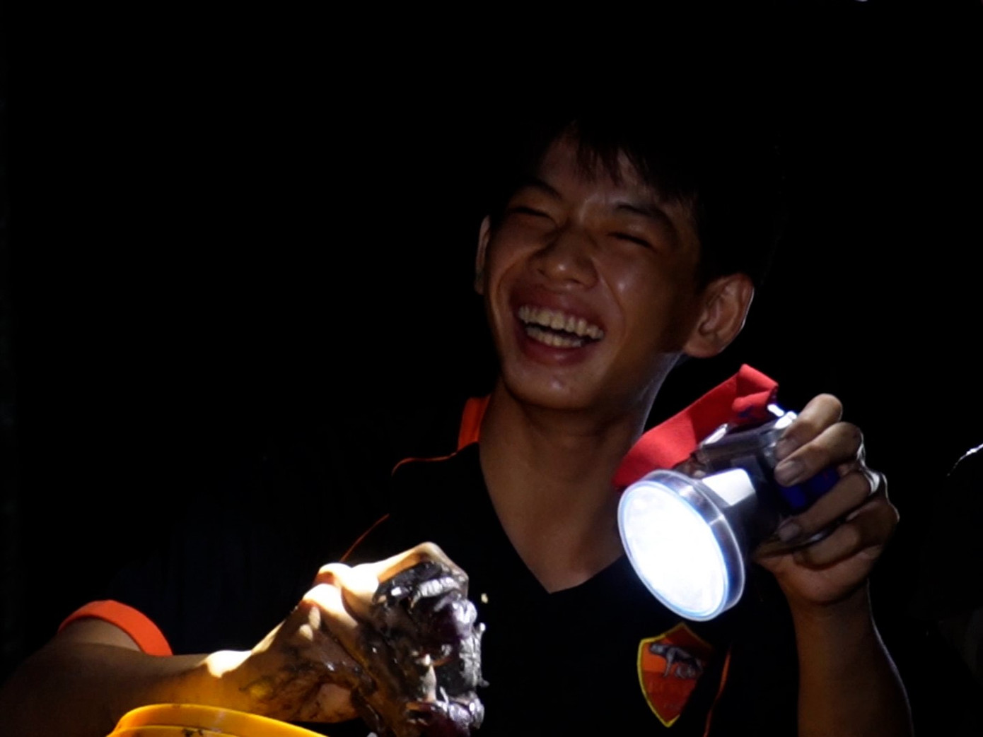 Anh Nguyễn Nhật Duy (du khách đến từ tỉnh Bạc Liêu) chia sẻ: “Lần đầu được tham gia trải nghiệm bắt ba khía đêm, cảm nhận rất đặc biệt, lần đầu giữa đêm khuya lội vào rừng hoang vu có hơi sợ, nhưng thú vị”.