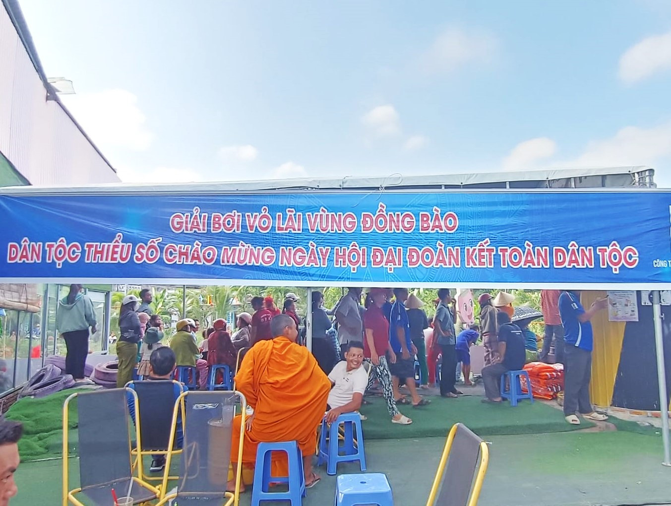 Ông Đỗ Đăng Khoa - Giám đốc Trung tâm Huấn luyện và thi đấu thể thao tỉnh Cà Mau - cho biết: “Ngày hội Đại đoàn kết toàn dân tộc là sự kiện nhắc nhở về tình đoàn kết tạo nên sức mạnh và đồng lòng quyết tâm vượt qua mọi khó khăn, thách thức. Đây còn là tình nghĩa đồng bào, tình thiêng liêng, là trách nhiệm với quê hương đất nước”. Ông Đỗ Đăng Khoa - Giám đốc Trung tâm Huấn luyện và thi đấu thể thao tỉnh Cà Mau - cho biết: “Ngày hội Đại đoàn kết toàn dân tộc là sự kiện nhắc nhở về tình đoàn kết tạo nên sức mạnh và đồng lòng quyết tâm vượt qua mọi khó khăn, thách thức. Đây còn là tình nghĩa đồng bào, tình thiêng liêng, là trách nhiệm với quê hương đất nước”.