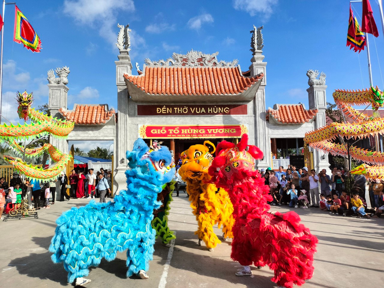 Tiết mục múa lân tại lễ giỗ Tổ Hùng Vương tại Cà Mau. Tiết mục múa lân tại lễ giỗ Tổ Hùng Vương tại Cà Mau.