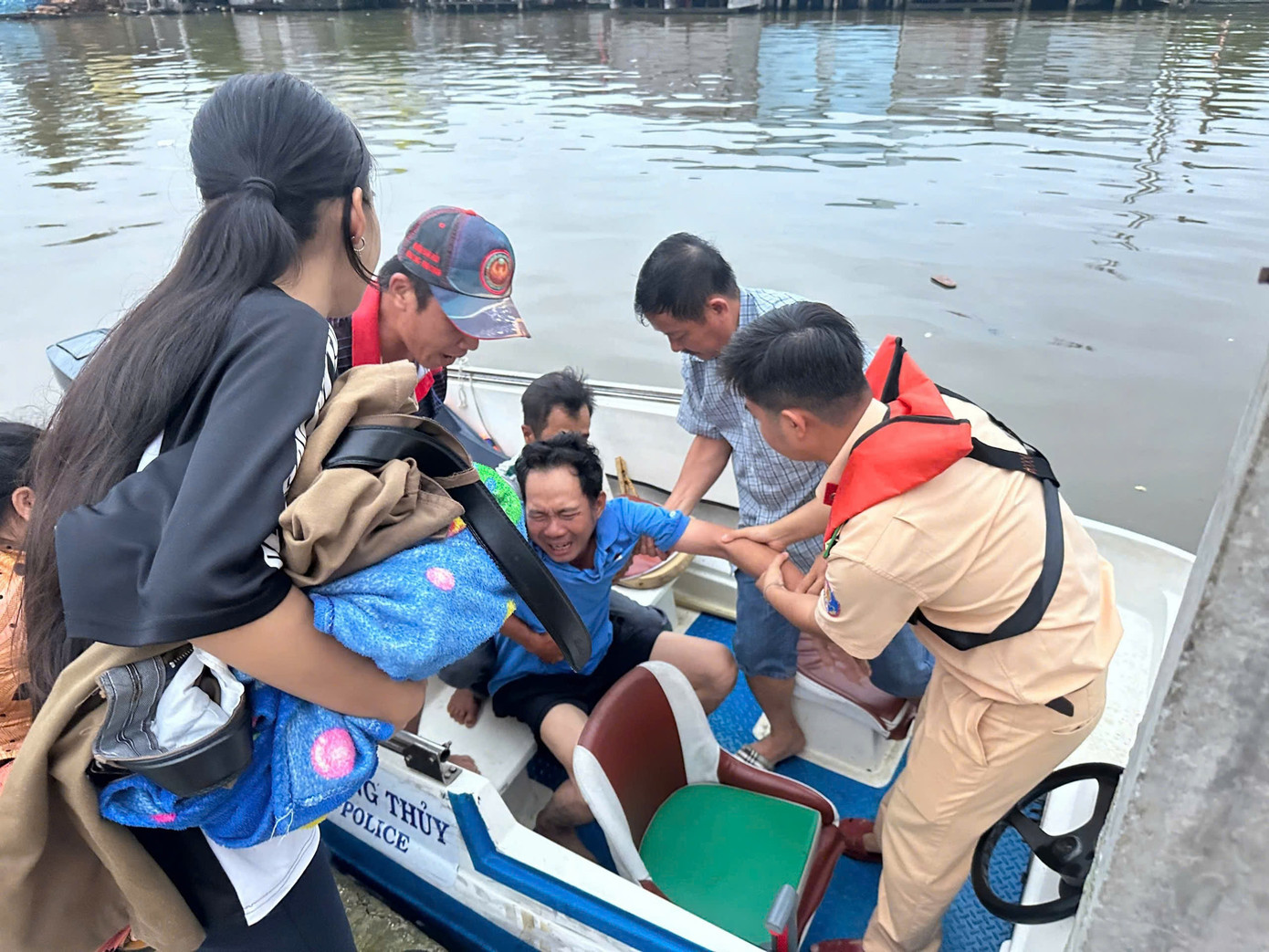 Cảnh sát giao thông dùng ca nô đưa anh Ngọt đi cấp cứu kịp thời. Cảnh sát giao thông dùng ca nô đưa anh Ngọt đi cấp cứu kịp thời.