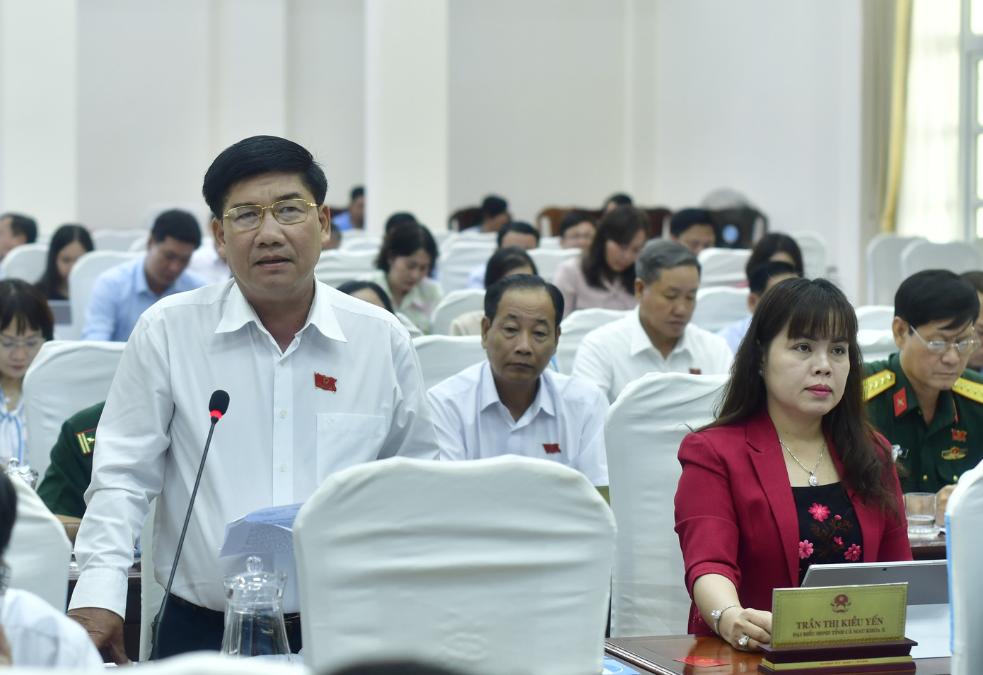 Đại biểu Nguyễn Phương Đông đặt câu hỏi chất vấn Chủ tịch tỉnh Cà Mau. Đại biểu Nguyễn Phương Đông đặt câu hỏi chất vấn Chủ tịch tỉnh Cà Mau.