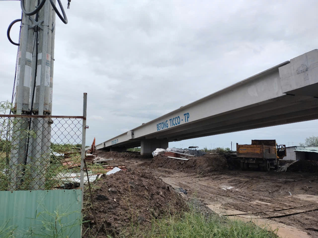 Còn ở phía bờ Bạc Liêu, đơn vị thi công đang tập kết dầm về công trường, chuẩn bị công tác gác dầm 6/8 nhịp từ trụ T11 đến mố M2 (trụ T10 chưa thi công). Còn ở phía bờ Bạc Liêu, đơn vị thi công đang tập kết dầm về công trường, chuẩn bị công tác gác dầm 6/8 nhịp từ trụ T11 đến mố M2 (trụ T10 chưa thi công).