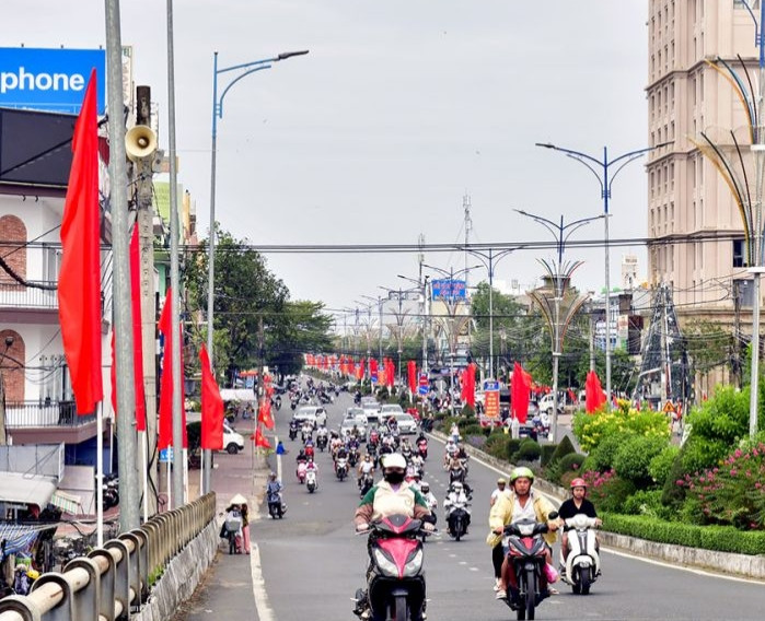 Cầu Phan Ngọc Hiển vốn trước đây là ranh giới hành chính giữa phường 2 và phường 4, nay thuộc phường 2 (mới). Cầu Phan Ngọc Hiển vốn trước đây là ranh giới hành chính giữa phường 2 và phường 4, nay thuộc phường 2 (mới).