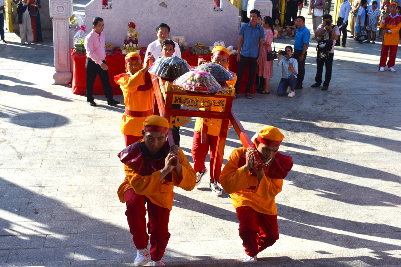 Các đoàn huyện, thành phố trong tỉnh và các xã, thị trấn của huyện Thới Bình dâng lễ vật tại ngày giỗ Tổ. Các đoàn huyện, thành phố trong tỉnh và các xã, thị trấn của huyện Thới Bình dâng lễ vật tại ngày giỗ Tổ.