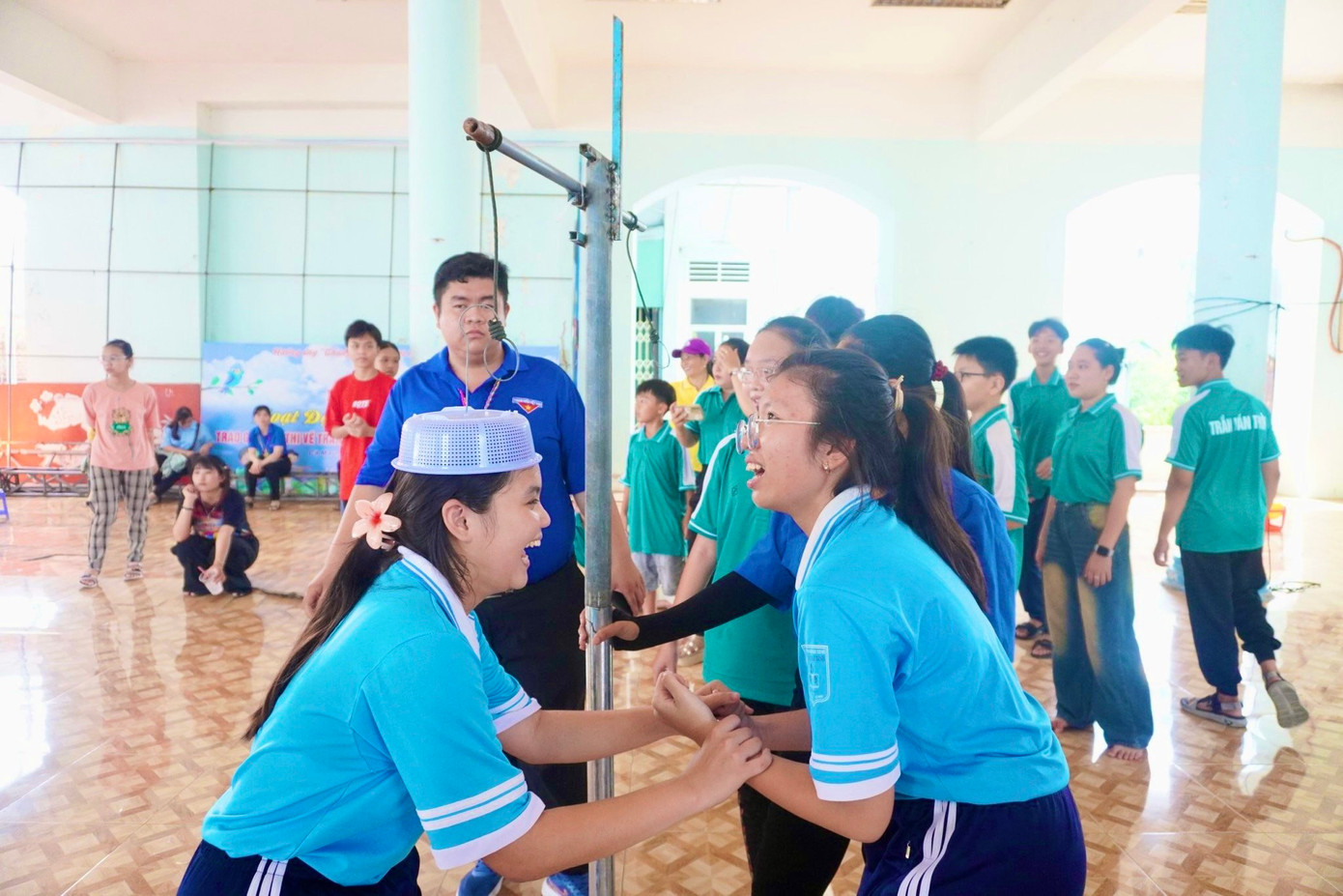 Các em thiếu nhi tham gia các hoạt động.