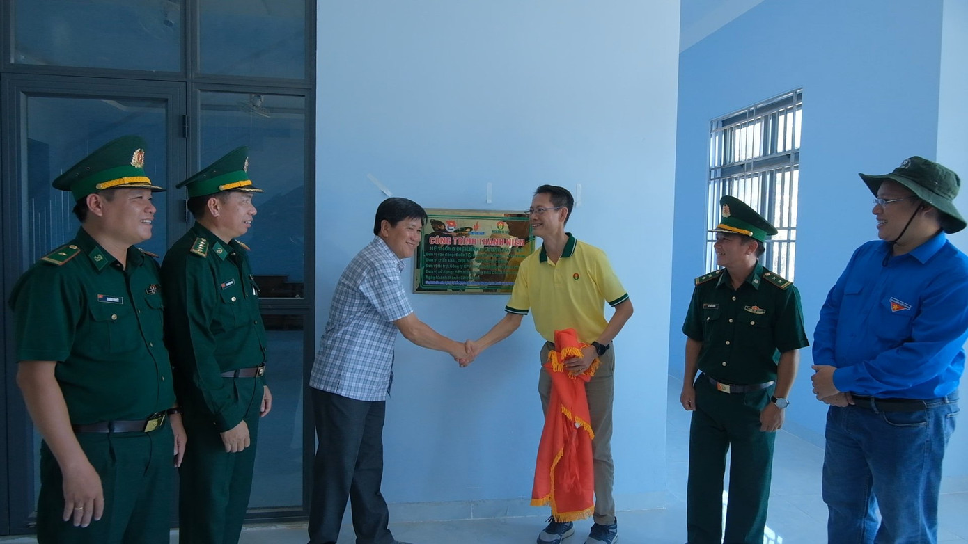 Hệ thống điện mặt trời tại Hòn Chuối có tổng công suất 5kw, gồm pin năng lượng mặt trời, pin lưu trữ, do Công ty CP Phân bón Dầu khí Cà Mau ủng hộ. Hệ thống điện mặt trời tại Hòn Chuối có tổng công suất 5kw, gồm pin năng lượng mặt trời, pin lưu trữ, do Công ty CP Phân bón Dầu khí Cà Mau ủng hộ.