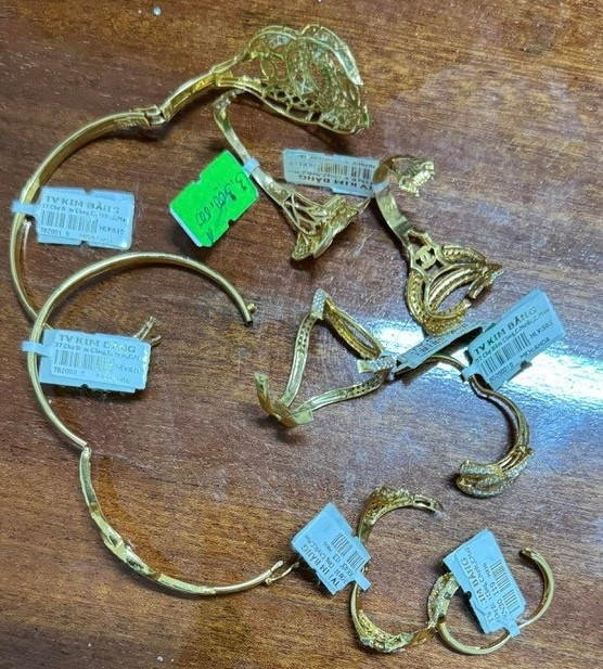 Sản phẩm hàng hóa vi phạm nhãn hiệu. Ảnh: Cục quản lý thị trường.