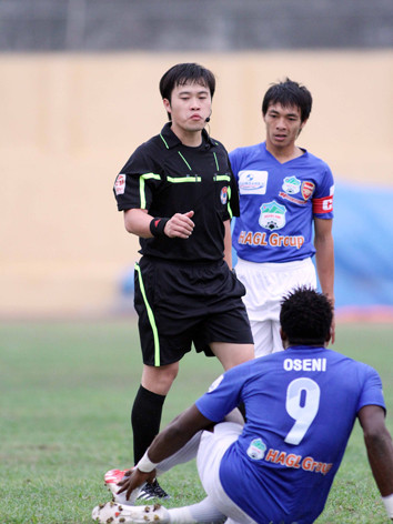 V.League đã kết thúc song nghi án tổ trọng tài Đinh Hải Dương nhận 100 triệu đồng, một trong nhiều sự cố của giải, vẫn chưa có lời kết. ảnh: VSI