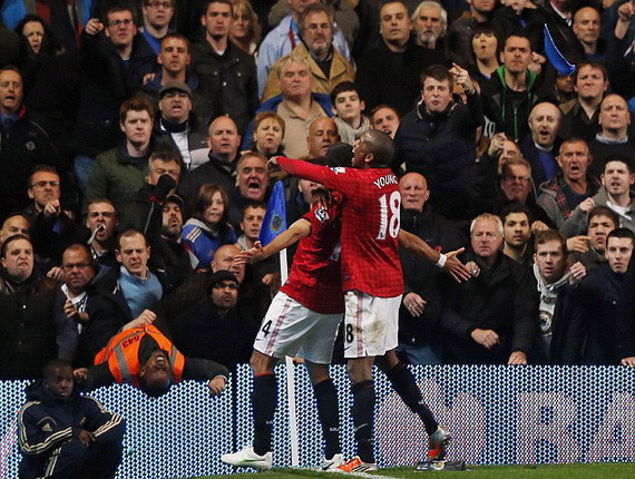 CĐV Chelsea đã ném ghế xuống khi các cầu thủ M.U ăn mừng. Ảnh: Reuters CĐV Chelsea đã ném ghế xuống khi các cầu thủ M.U ăn mừng