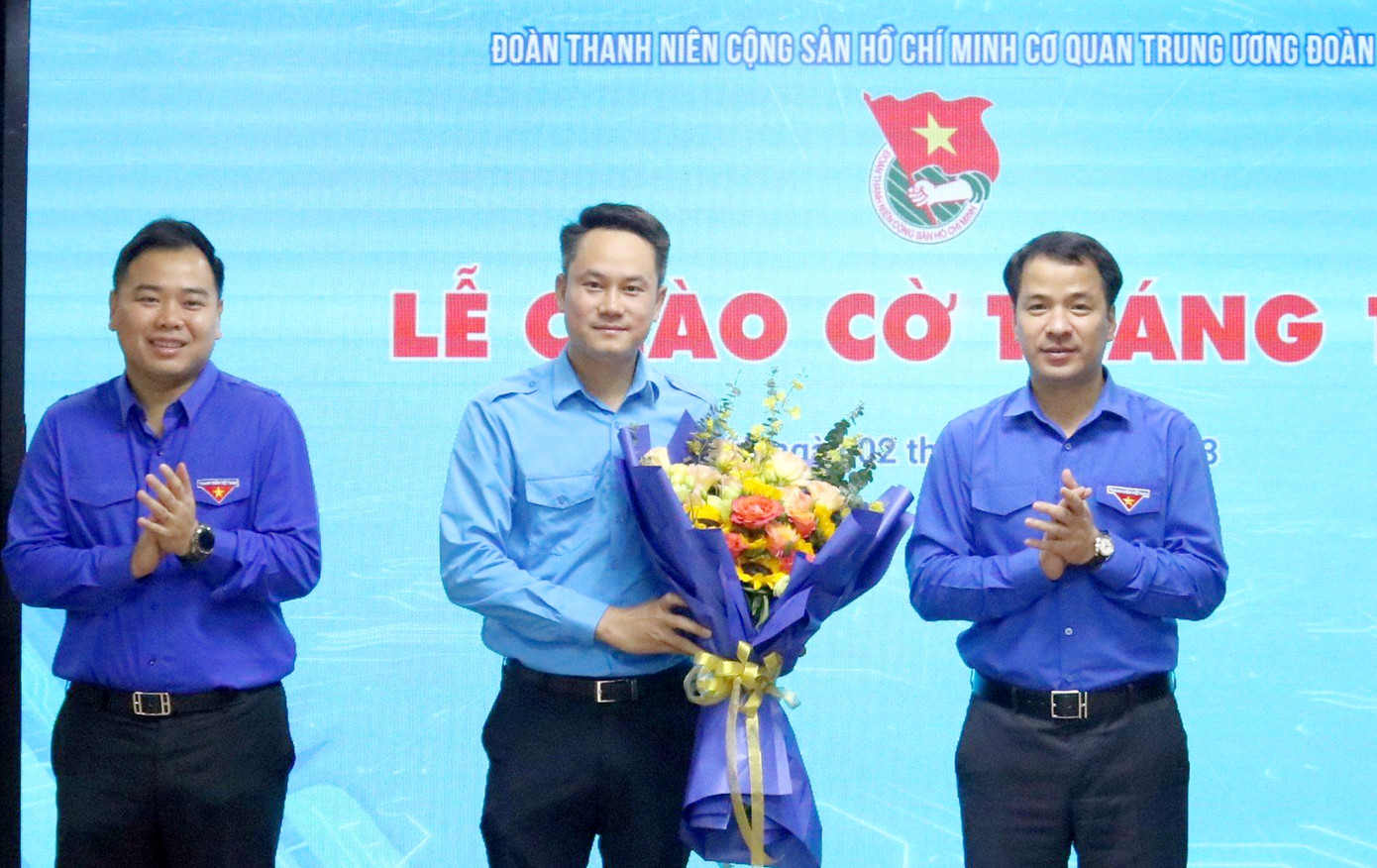 Bí thư T.Ư Đoàn Ngô Văn Cương tặng hoa chúc mừng Ngày truyền thống Hội LHTN Việt Nam (15/10/1956 - 15/10/2023) tới anh Nguyễn Kim Quy - Trưởng Ban Đoàn kết tập hợp Thanh niên, Phó Chủ tịch thường trực T.Ư Hội LHTN Việt Nam. Ảnh: Vương Bảo Anh