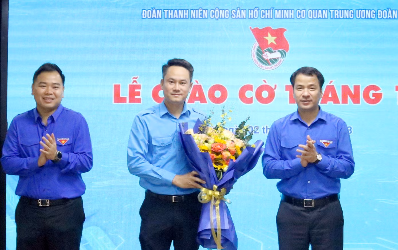 Bí thư T.Ư Đoàn Ngô Văn Cương tặng hoa chúc mừng Ngày truyền thống Hội LHTN Việt Nam (15/10/1956 - 15/10/2023) tới anh Nguyễn Kim Quy - Trưởng Ban Đoàn kết tập hợp Thanh niên, Phó Chủ tịch thường trực T.Ư Hội LHTN Việt Nam. Ảnh: Vương Bảo Anh Bí thư T.Ư Đoàn Ngô Văn Cương tặng hoa chúc mừng Ngày truyền thống Hội LHTN Việt Nam (15/10/1956 - 15/10/2023) tới anh Nguyễn Kim Quy - Trưởng Ban Đoàn kết tập hợp Thanh niên, Phó Chủ tịch thường trực T.Ư Hội LHTN Việt Nam. Ảnh: Vương Bảo Anh
