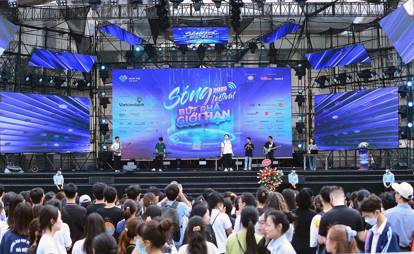 Chiều 7/10, đông đảo các bạn trẻ đã tập trung kín khu vực sân khấu chính của 'Sóng Festival' - Ngày Thẻ Việt Nam 2023, với chủ đề "Bứt phá giới hạn" để hòa vào không gian âm nhạc sôi động. Ảnh: Xuân Tùng