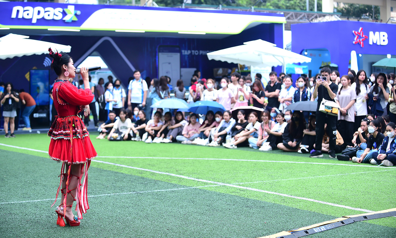 Nữ ca sĩ chia sẻ sự vui mừng khi sinh viên, giới trẻ ngày càng đón nhận nhiều hơn những ca khúc mang chất liệu dân gian như xẩm. "Hà không nghĩ sinh viên đón nhận nhạc truyền thống như xẩm. Cảm ơn Ngày thẻ Việt Nam đã cho Hà cơ hội quảng bá âm nhạc của mình", Hà Myo nói. Ảnh: Xuân Tùng