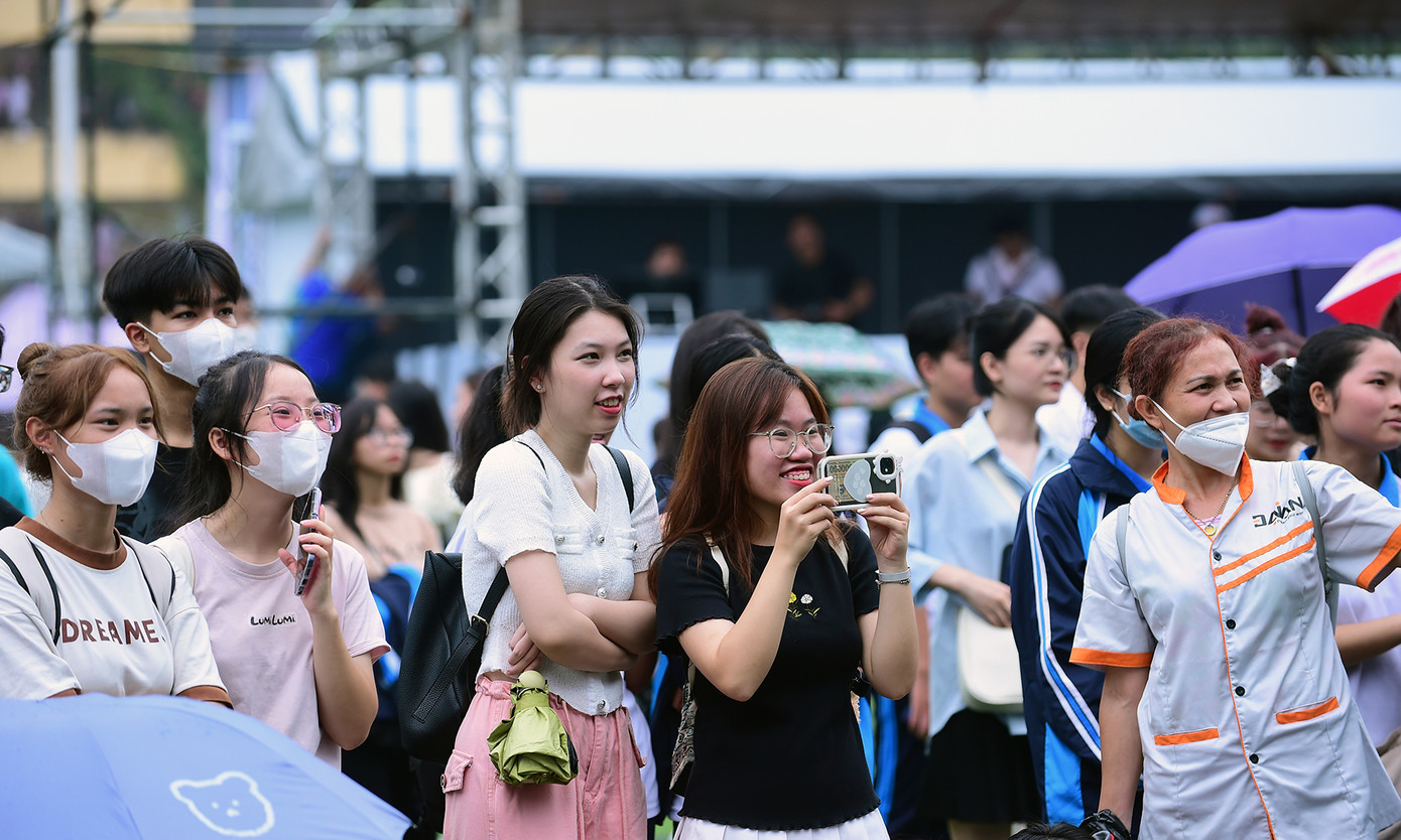 Đông đảo sinh viên hào hứng với nghệ thuật hát Xẩm được thể hiện theo cách trẻ trung, sôi động. Ảnh: Xuân Tùng