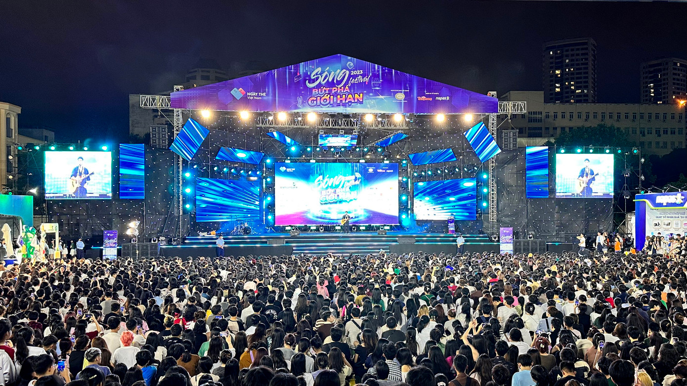 Ngày Thẻ Việt Nam - 'Sóng Festival' 2023, chủ đề "Bứt phá giới hạn" tiếp tục "bùng nổ" với hoạt động trình diễn nghệ thuật vào tối 7/10.