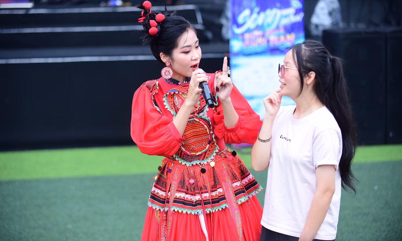 Hà MyO và một nữ sinh đến từ trường ĐH Sư phạm Hà Nội tham dự chương trình 'Sóng Festival 2023' đã thể hiện trích đoạn. Ảnh: Xuân Tùng