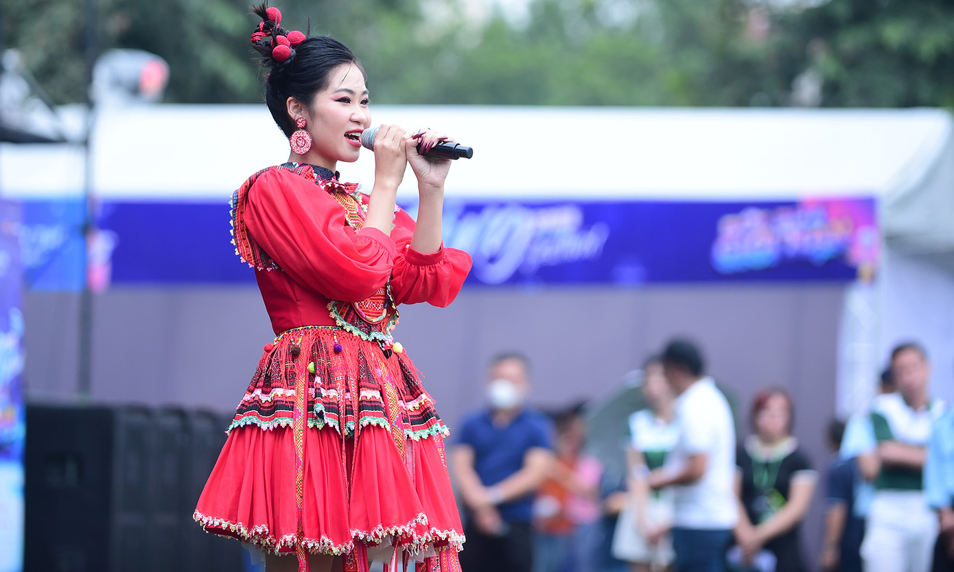 Bên cạnh trải nghiệm tại các gian hàng, 'Sóng Festival' là nơi để giới trẻ gặp gỡ với các nghệ sĩ nổi tiếng. Trong sáng 7/10, đông đảo sinh viên đã hòa mình vào không gian âm nhạc dân gian, hát xẩm được thể hiện với phong cách trẻ trung, hiện đại của ca sĩ Hà MyO - 'Gương mặt trẻ Việt Nam tiêu biểu' năm 2022. Ảnh: Xuân Tùng