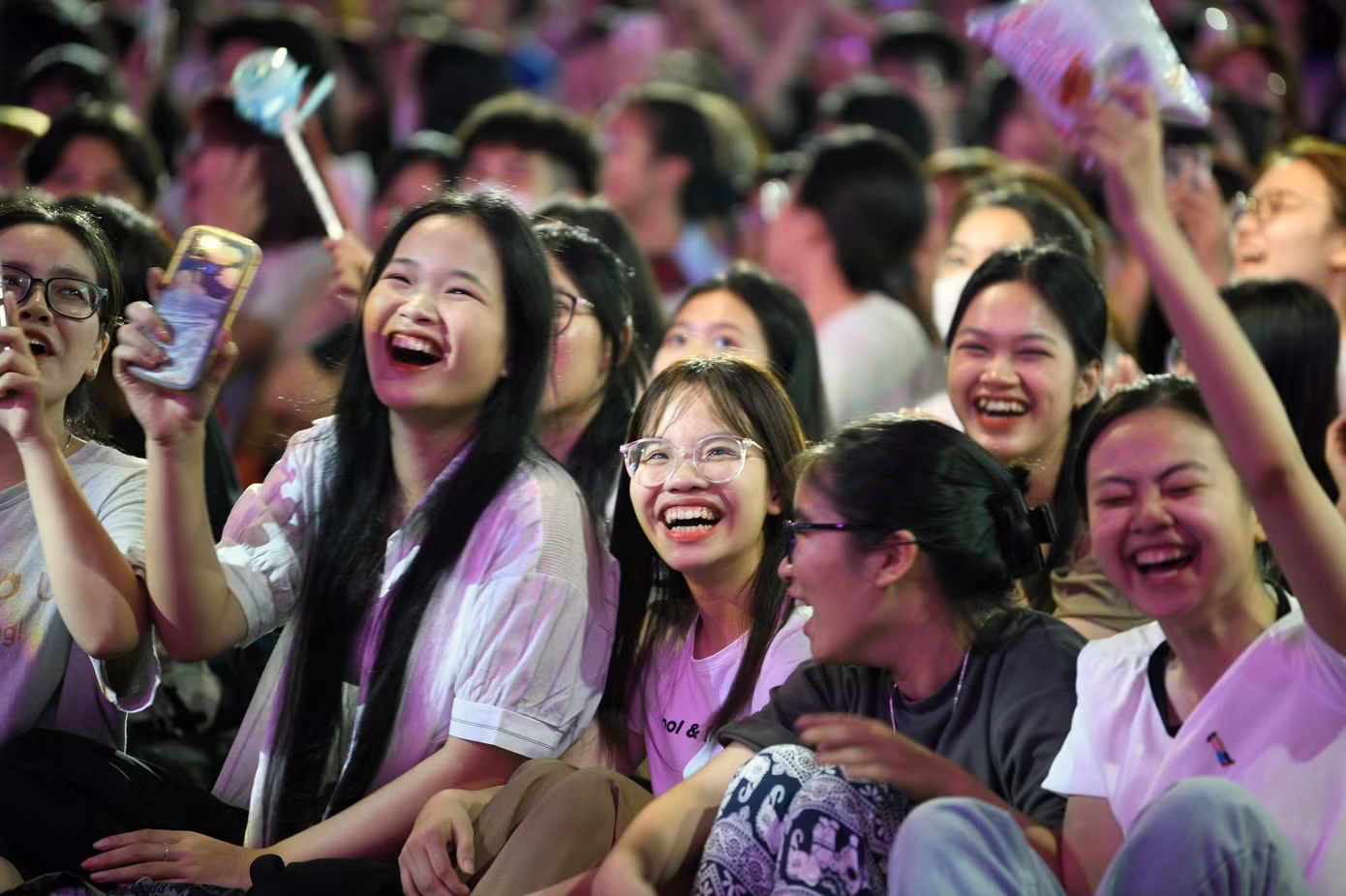 Ngày Thẻ Việt Nam - 'Sóng Festival' 2023 còn tiếp tục diễn ra cả ngày 8/10, với nhiều hoạt động như: trải nghiệm công nghệ thanh toán không dùng tiền mặt tại 100% gian hàng, trình diễn công nghệ thanh toán thẻ ngân hàng hiện đại và tiên tiến nhất, xen kẽ là hoạt động biểu diễn nghệ thuật của các ban nhạc, ca sĩ trẻ Việt Nam được giới trẻ yêu thích.