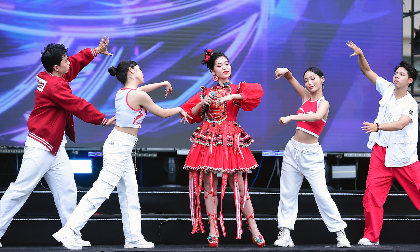 Ngay từ sáng, đông đảo sinh viên đã có mặt tại lễ hội mua sắm 'Sóng Festival 2023' và hòa mình vào không gian quy mô và sôi động với 25 gian hàng của các ngân hàng và tổ chức tín dụng còn có thêm 102 gian hàng được trang trí, trên sân khấu chính. Ban Tổ chức dành tặng 10.000 phần quà 50.000 đồng vào tài khoản bằng việc quét mã QR. Để nhận quà, khách hàng chỉ cần đăng ký thông tin qua website hoặc đăng ký trực tiếp tại 'Sóng Festival'. Ảnh: Xuân Tùng