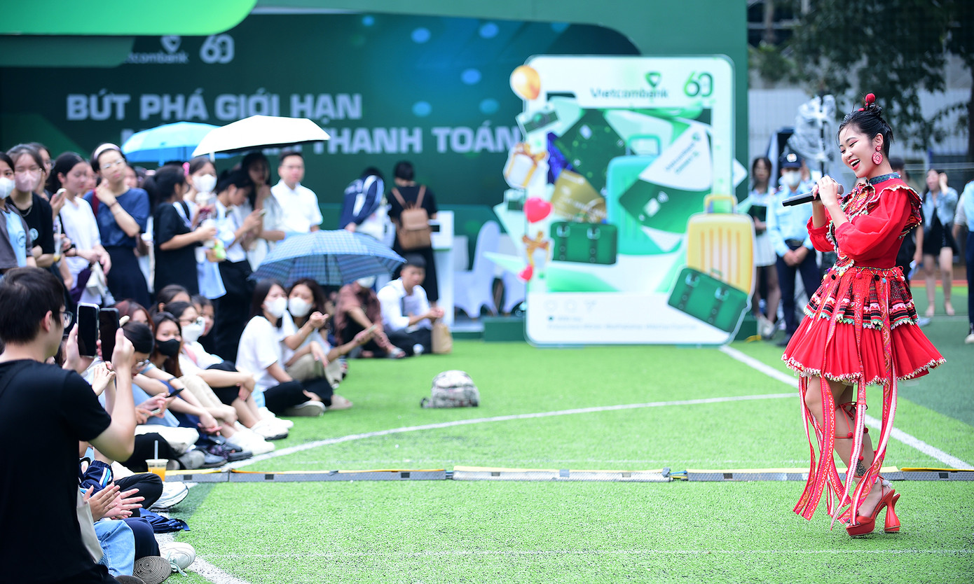 Hà Myo đã trình diễn bốn ca khúc: Xẩm Hà Nội, Xẩm Thập Ân, Mashup Dân ca ba miền, Xẩm 12 mùa hoa Hà Nội. Không chỉ mang đến những tiết mục màu sắc, vui vẻ mang đậm chất truyền thống và hiện đại, Hà Myo trực tiếp giao lưu với khán giả, sinh viên. Ảnh: Xuân Tùng