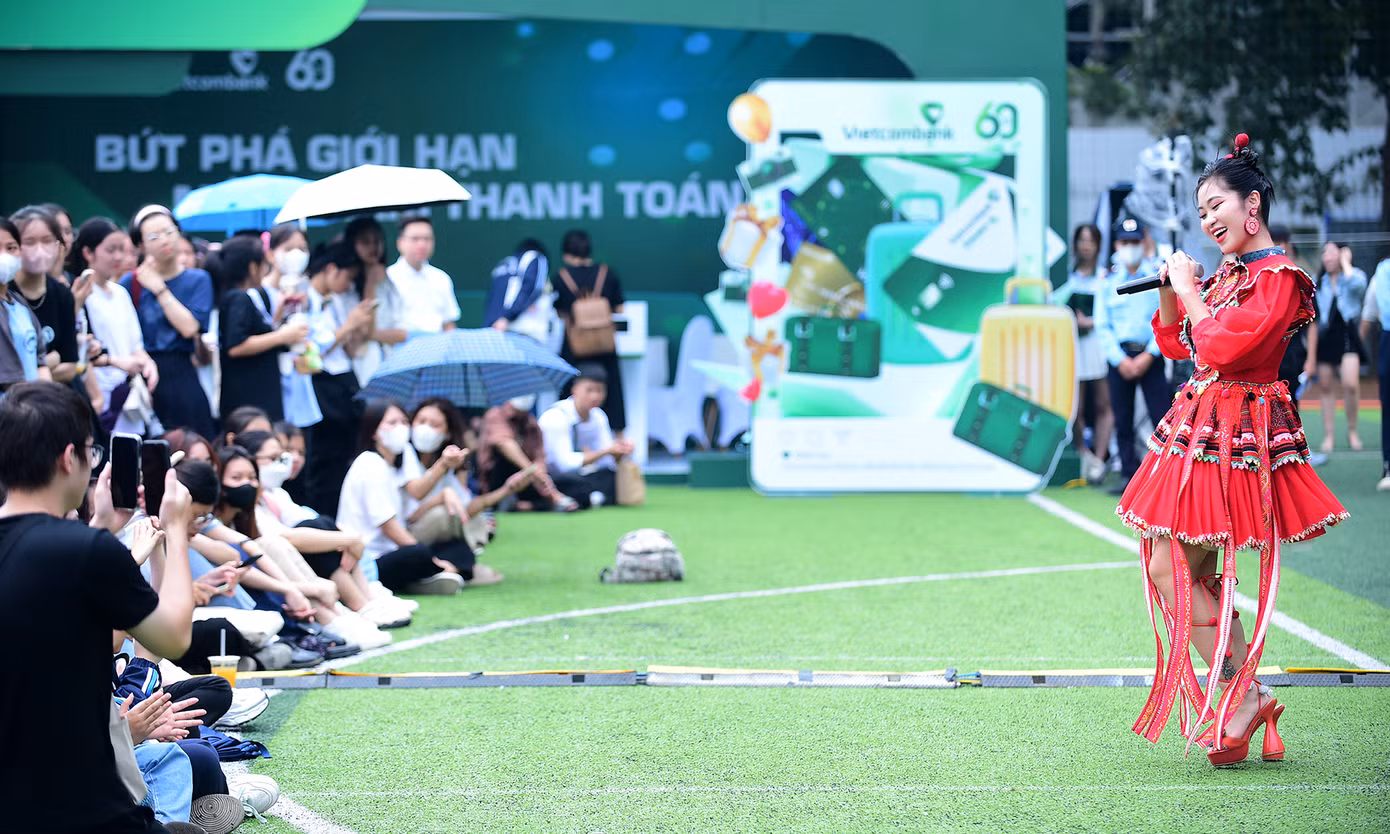 Hà Myo đã trình diễn bốn ca khúc: Xẩm Hà Nội, Xẩm Thập Ân, Mashup Dân ca ba miền, Xẩm 12 mùa hoa Hà Nội. Không chỉ mang đến những tiết mục màu sắc, vui vẻ mang đậm chất truyền thống và hiện đại, Hà Myo trực tiếp giao lưu với khán giả, sinh viên. Ảnh: Xuân Tùng