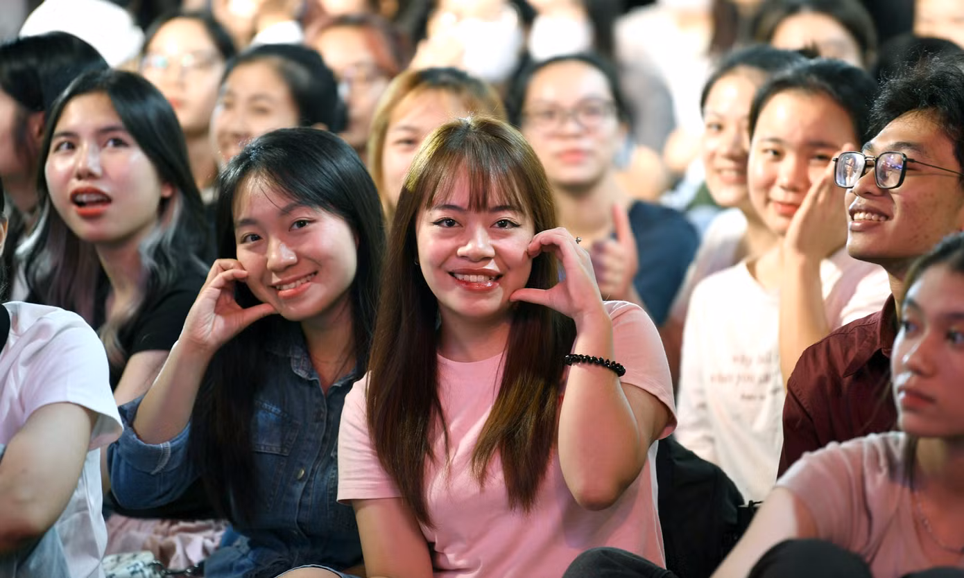 Cùng ngắm một số hình ảnh về nét xinh tươi, rạng rỡ của khán giả trẻ khi đến với Ngày Thẻ Việt Nam - 'Sóng Festival' 2023.