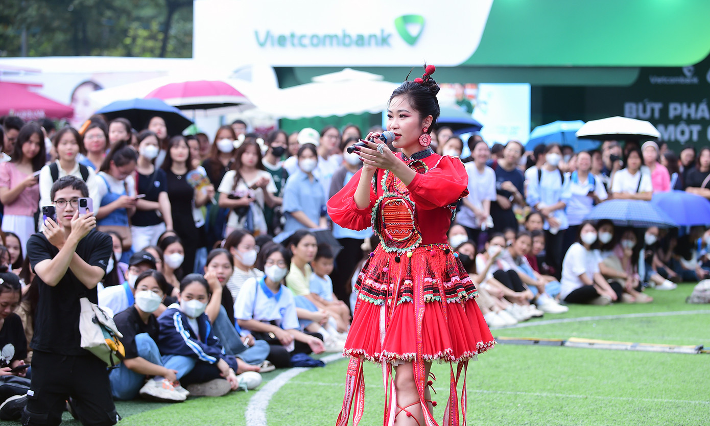 Với mong muốn quảng bá, giới thiệu rộng rãi nghệ thuật hát Xẩm, Hà MyO đã giao lưu, hướng dẫn các bạn sinh viên hát theo ca khúc Xẩm Hà Nội. Ảnh: Xuân Tùng