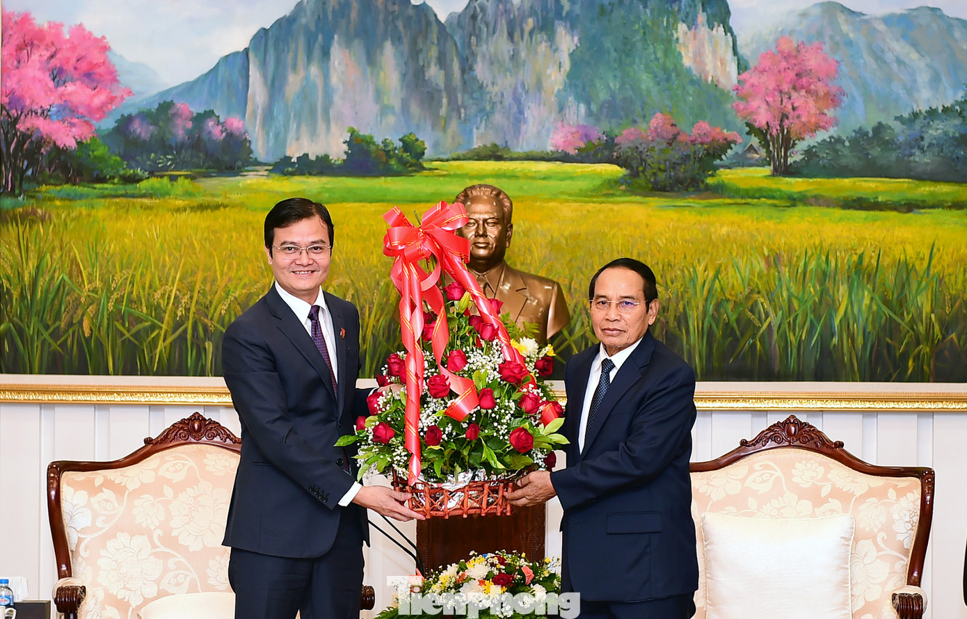 Bí thư thứ nhất T.Ư Đoàn TNCS Hồ Chí Minh Bùi Quang Huy tặng lẵng hoa tới Ủy viên Bộ Chính trị, Thường trực Ban Bí thư T.Ư Đảng NDCM Lào, Phó Chủ tịch nước CHDCND Lào Bounthong Chitmany. Ảnh: Xuân Tùng Bí thư thứ nhất T.Ư Đoàn TNCS Hồ Chí Minh Bùi Quang Huy tặng lẵng hoa tới Ủy viên Bộ Chính trị, Thường trực Ban Bí thư T.Ư Đảng NDCM Lào, Phó Chủ tịch nước CHDCND Lào Bounthong Chitmany. Ảnh: Xuân Tùng