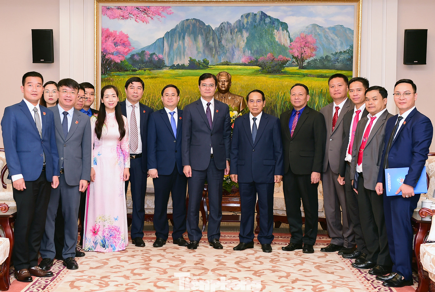 Đoàn đại biểu cấp cao T.Ư Đoàn TNCS Hồ Chí Minh và Ủy viên Bộ Chính trị, Thường trực Ban Bí thư T.Ư Đảng NDCM Lào, Phó Chủ tịch nước CHDCND Lào Bounthong Chitmany chụp ảnh lưu niệm. Ảnh: Xuân Tùng Đoàn đại biểu cấp cao T.Ư Đoàn TNCS Hồ Chí Minh và Ủy viên Bộ Chính trị, Thường trực Ban Bí thư T.Ư Đảng NDCM Lào, Phó Chủ tịch nước CHDCND Lào Bounthong Chitmany chụp ảnh lưu niệm. Ảnh: Xuân Tùng