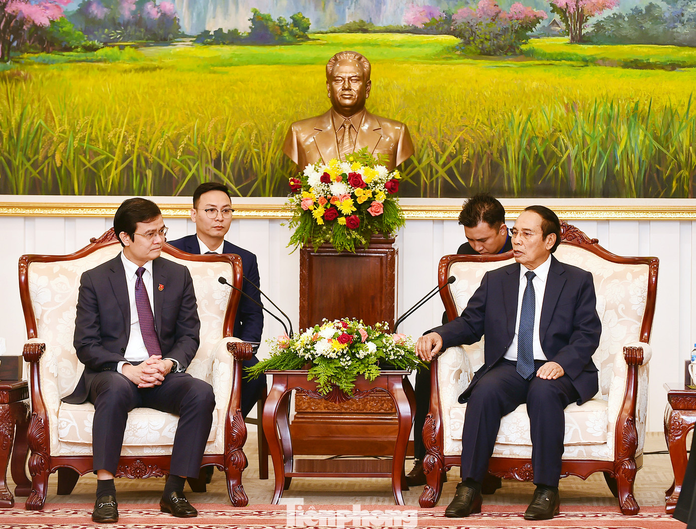 Bí thư thứ nhất T.Ư Đoàn TNCS Hồ Chí Minh Bùi Quang Huy và Phó Chủ tịch nước CHDCND Lào Bounthong Chitmany trao đổi tại buổi gặp. Ảnh: Xuân Tùng Bí thư thứ nhất T.Ư Đoàn TNCS Hồ Chí Minh Bùi Quang Huy và Phó Chủ tịch nước CHDCND Lào Bounthong Chitmany trao đổi tại buổi gặp. Ảnh: Xuân Tùng