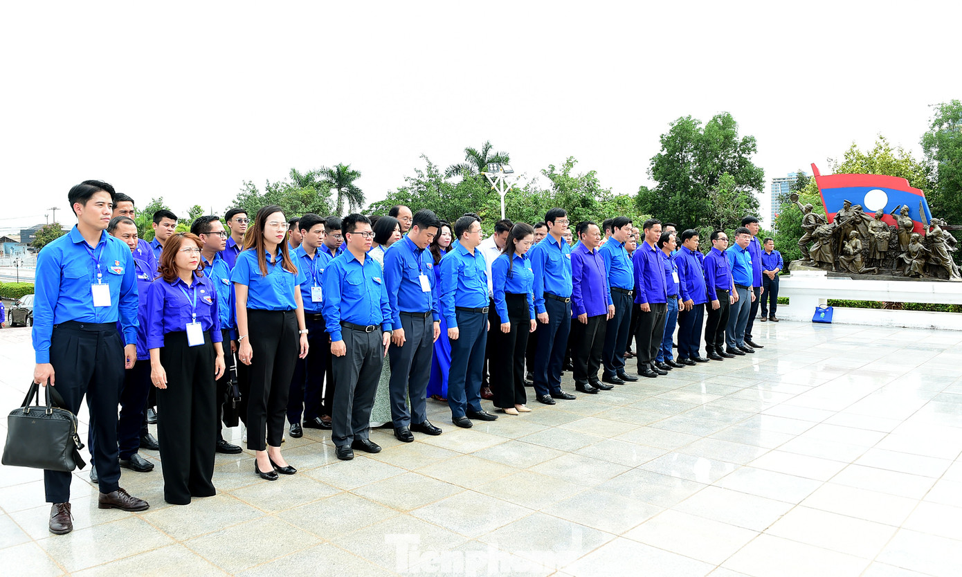 Trong không khí trang nghiêm, anh Bùi Quang Huy - Ủy viên dự khuyết T.Ư Đảng, Bí thư thứ nhất T.Ư Đoàn và anh Monxay Laomuasong - Ủy viên dự khuyết T.Ư Đảng, Bí thư T.Ư Đoàn TNNDCM Lào, đã đặt lẵng hoa trước tượng đài của Chủ tịch Kaysone Phomvihane, lãnh tụ kiệt xuất và kính yêu của nhân dân các dân tộc Lào, người bạn lớn và vô cùng thân thiết của nhân dân Việt Nam anh em. Ảnh: Xuân Tùng