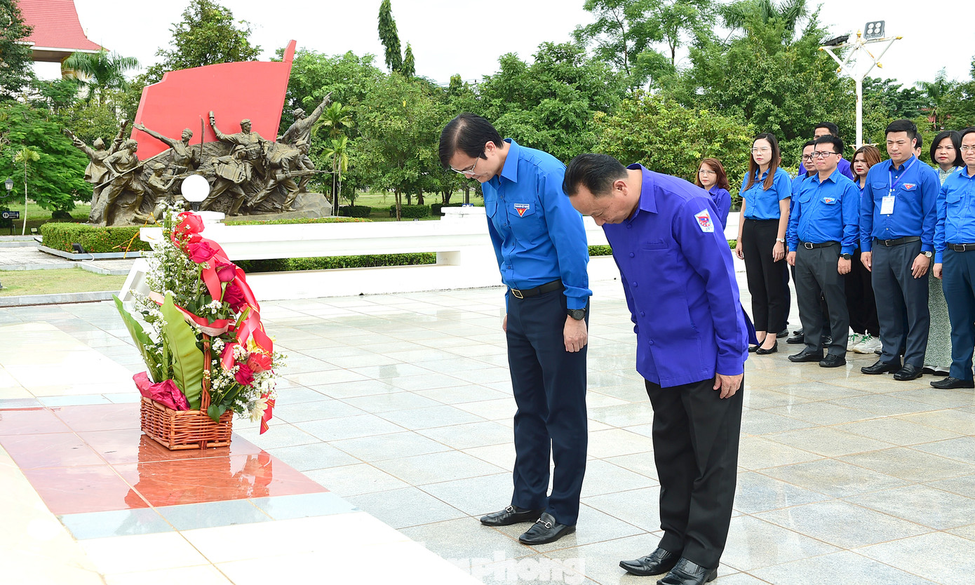 Trong không khí trang nghiêm, anh Bùi Quang Huy - Ủy viên dự khuyết T.Ư Đảng, Bí thư thứ nhất T.Ư Đoàn và anh Monxay Laomuasong - Ủy viên dự khuyết T.Ư Đảng, Bí thư T.Ư Đoàn TNNDCM Lào, đã đặt lẵng hoa trước tượng đài của Chủ tịch Kaysone Phomvihane, lãnh tụ kiệt xuất và kính yêu của nhân dân các dân tộc Lào, người bạn lớn và vô cùng thân thiết của nhân dân Việt Nam anh em. Ảnh: Xuân Tùng