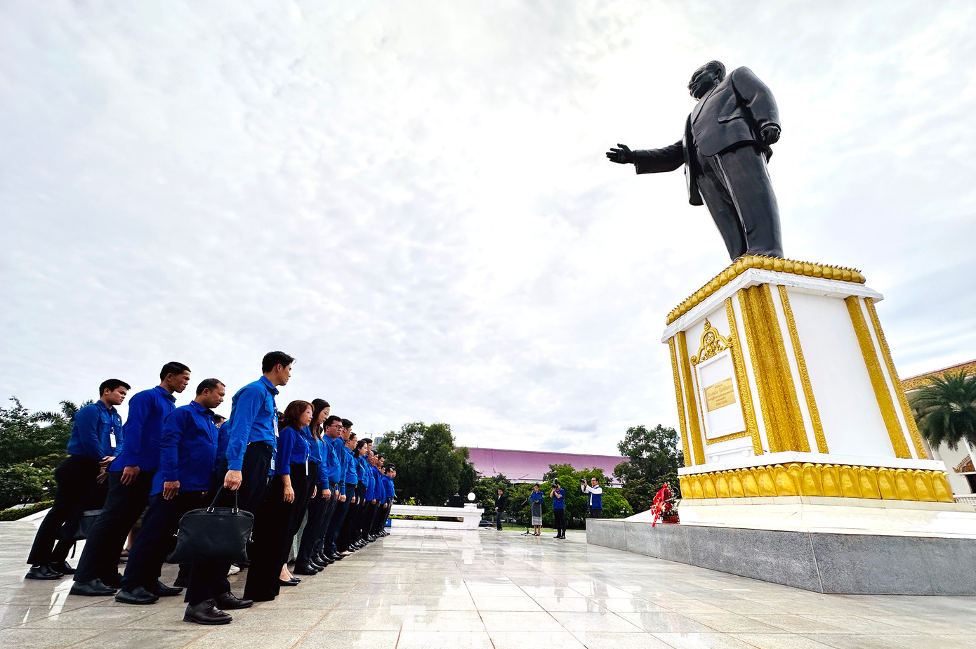 Trong không khí trang nghiêm, anh Bùi Quang Huy - Ủy viên dự khuyết T.Ư Đảng, Bí thư thứ nhất T.Ư Đoàn và anh Monxay Laomuasong - Ủy viên dự khuyết T.Ư Đảng, Bí thư T.Ư Đoàn TNNDCM Lào, đã đặt lẵng hoa trước tượng đài của Chủ tịch Kaysone Phomvihane, lãnh tụ kiệt xuất và kính yêu của nhân dân các dân tộc Lào, người bạn lớn và vô cùng thân thiết của nhân dân Việt Nam anh em. Ảnh: Xuân Tùng