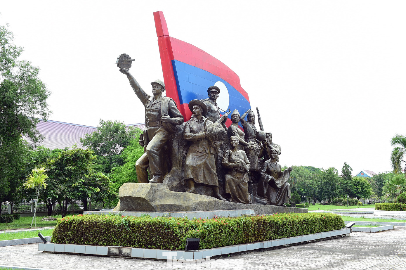 Chiều 10/10, tại Thủ đô Viêng Chăn (Lào), đoàn đại biểu thanh niên Việt Nam đã đến thăm và dâng hoa tượng Chủ tịch Kaysone Phomvihane và tham quan Bảo tàng Chủ tịch Kaysone Phomvihane. Ảnh: Xuân Tùng