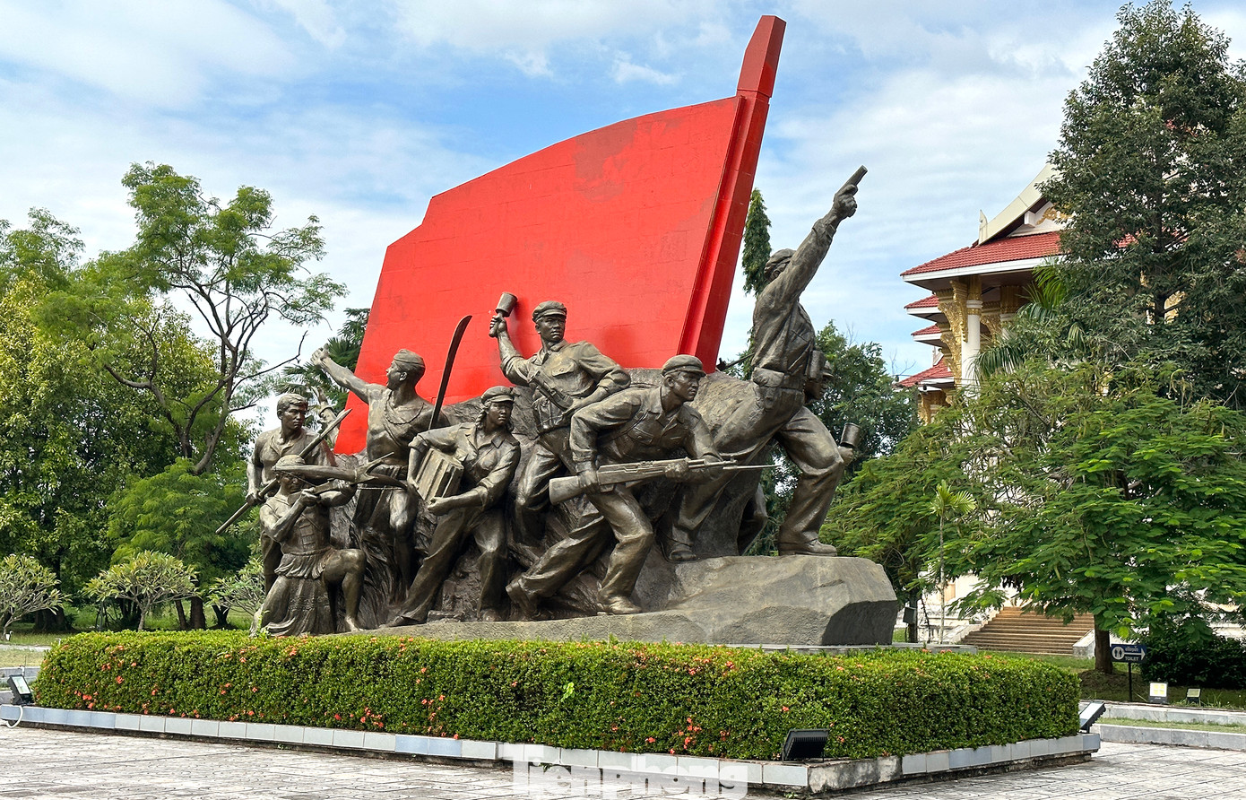 Chiều 10/10, tại Thủ đô Viêng Chăn (Lào), đoàn đại biểu thanh niên Việt Nam đã đến thăm và dâng hoa tượng Chủ tịch Kaysone Phomvihane và tham quan Bảo tàng Chủ tịch Kaysone Phomvihane. Ảnh: Xuân Tùng