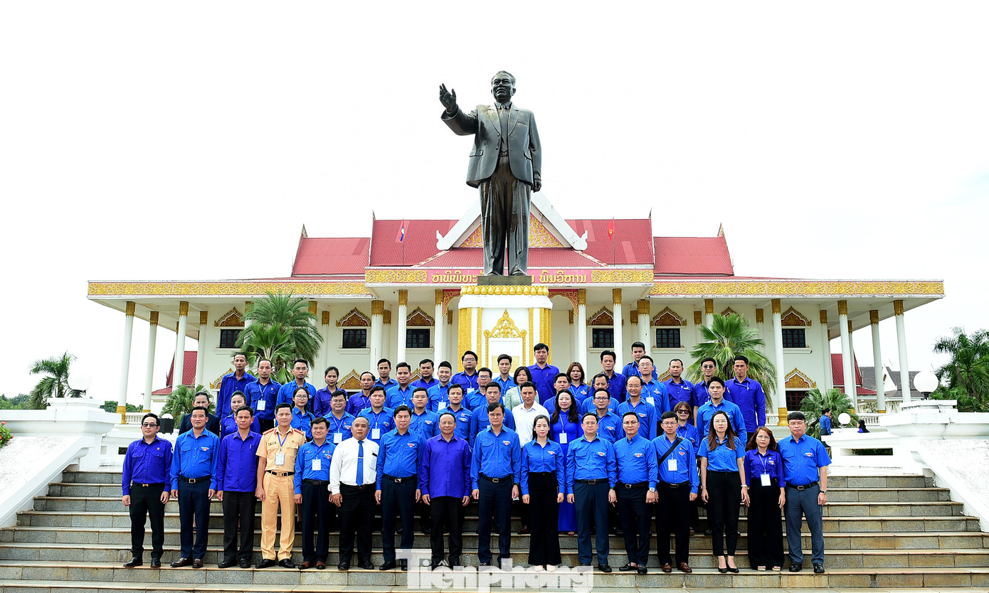 Tri ân công lao to lớn của Chủ tịch Kaysone Phomvihane, các đại biểu thanh niên Việt Nam và Lào nguyện hết sức mình để vun đắp cho tình đoàn kết đặc biệt Việt Nam - Lào, Lào - Việt Nam mãi mãi xanh tươi đời đời bền vững. Ảnh: Xuân Tùng