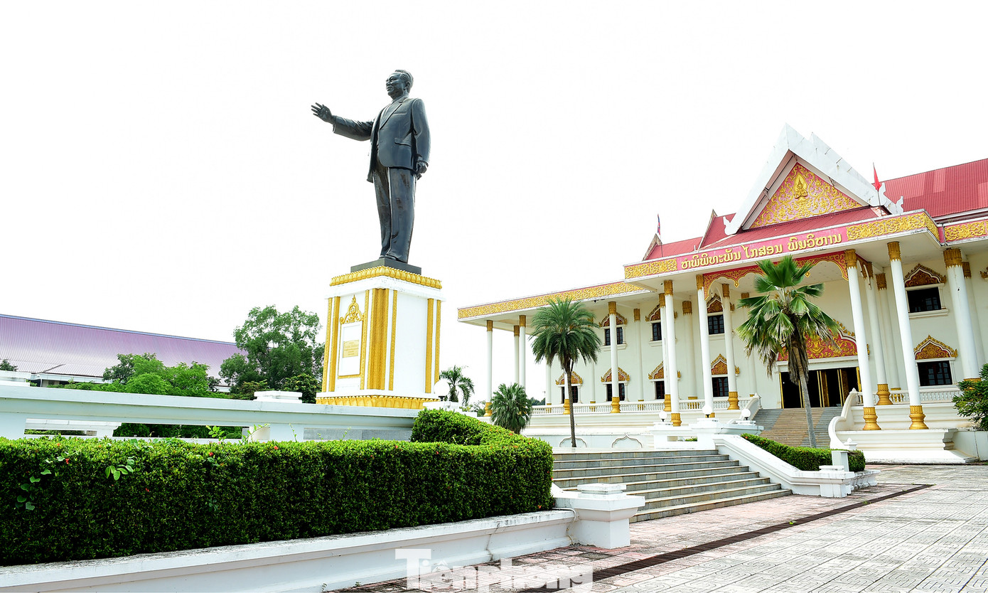 Chiều 10/10, tại Thủ đô Viêng Chăn (Lào), đoàn đại biểu thanh niên Việt Nam đã đến thăm và dâng hoa tượng Chủ tịch Kaysone Phomvihane và tham quan Bảo tàng Chủ tịch Kaysone Phomvihane. Ảnh: Xuân Tùng