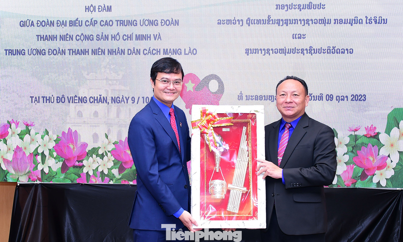 Anh Monexay Laomoaxong tặng quà anh Bùi Quang Huy tại buổi hội đàm. Ảnh: Xuân Tùng Anh Monexay Laomoaxong tặng quà anh Bùi Quang Huy tại buổi hội đàm. Ảnh: Xuân Tùng