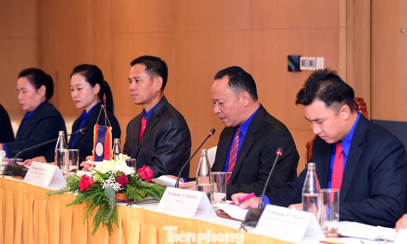 Anh Bùi Quang Huy và anh Monexay Laomoaxong trao đổi thông tin tại hội đàm. Ảnh: Xuân Tùng Anh Bùi Quang Huy và anh Monexay Laomoaxong trao đổi thông tin tại hội đàm. Ảnh: Xuân Tùng