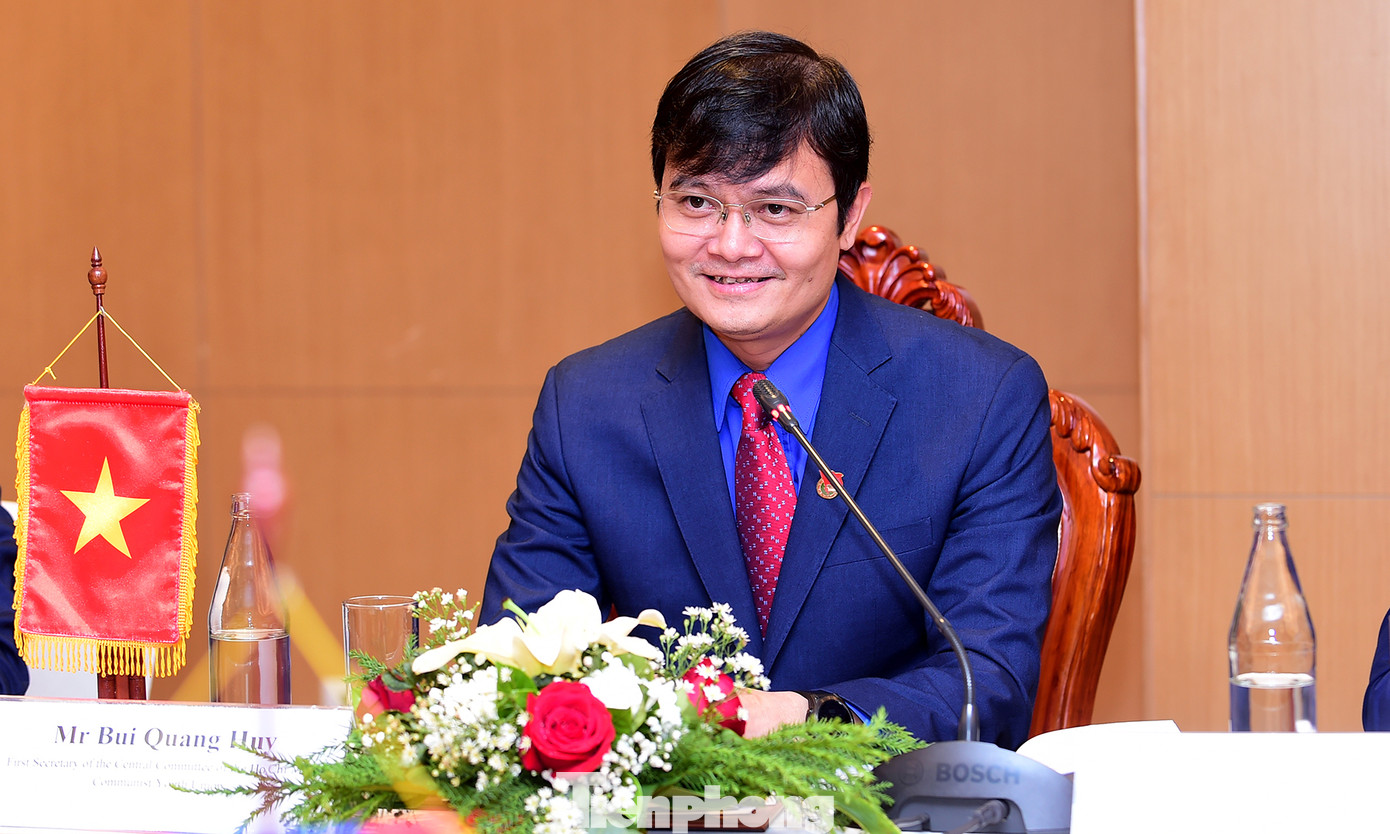 Anh Bùi Quang Huy và anh Monexay Laomoaxong trao đổi thông tin tại hội đàm. Ảnh: Xuân Tùng Anh Bùi Quang Huy và anh Monexay Laomoaxong trao đổi thông tin tại hội đàm. Ảnh: Xuân Tùng