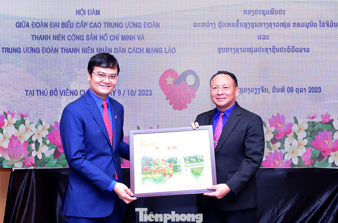 Anh Bùi Quang Huy tặng quà anh Monexay Laomoaxong tại buổi hội đàm. Ảnh: Xuân Tùng Anh Bùi Quang Huy tặng quà anh Monexay Laomoaxong tại buổi hội đàm. Ảnh: Xuân Tùng