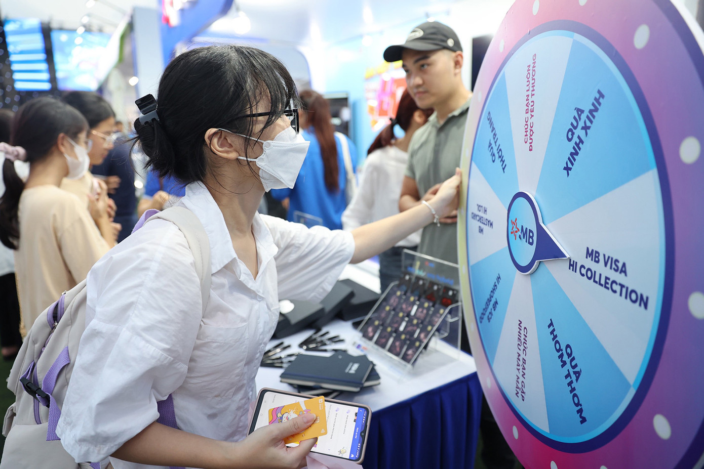 Đồng thời, cùng thử sự khéo léo và may mắn với những vòng quay may mắn. Dù quay vào ô nào, các bạn trẻ đều nhận được niềm vui và sự chúc mừng, khích lệ. Ảnh: Trọng Tài