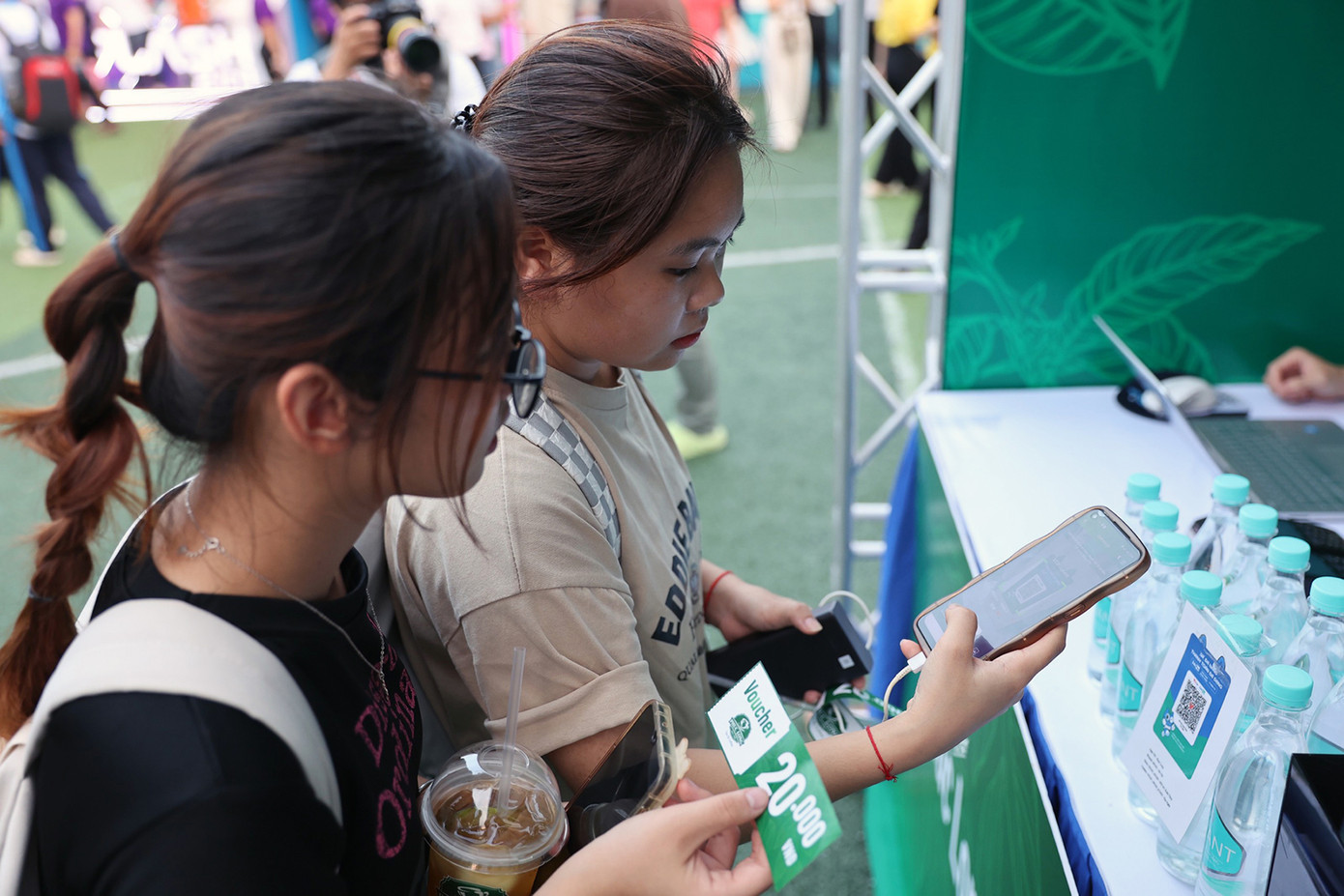 Nhiều phần quà tặng đã được các bạn trẻ sử dụng ngay trong ngày hội mua sắm. Ảnh: Trọng Tài