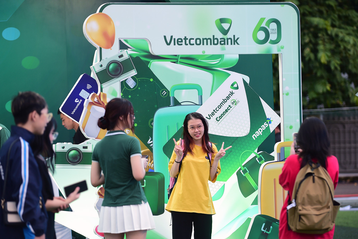 Tại các gian hàng đều có những góc không gian lung linh để các bạn sinh viên "sống ảo" cùng 'Sóng Festival' - Ngày Thẻ Việt Nam và giàu bản sắc của các ngân hàng thương mại, tổ chức tài chính... Ảnh: Xuân Tùng