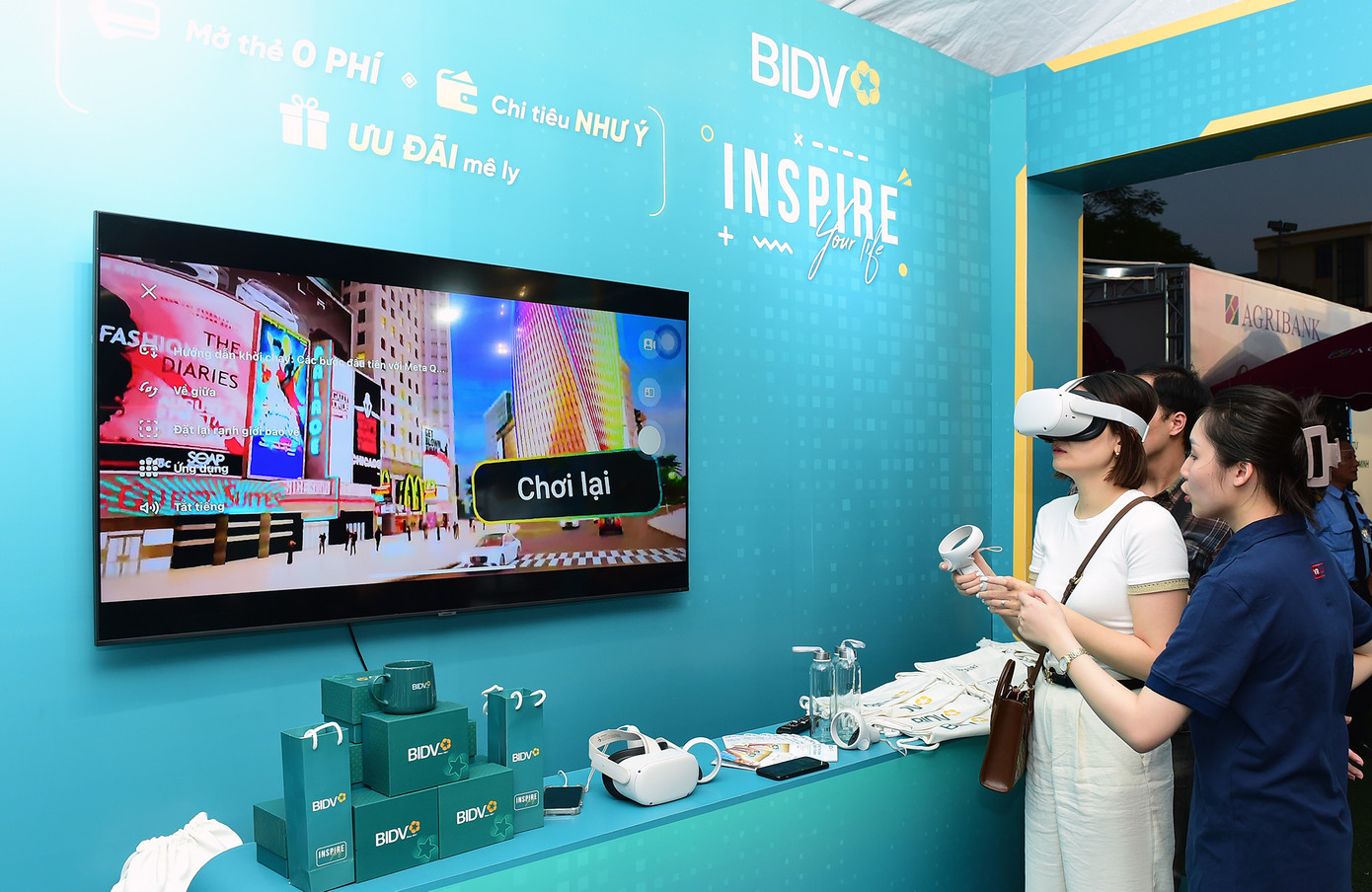 Lễ hội mua sắm 'Sóng Festival' diễn ra trong 3 ngày (17h30 – 21h30 ngày 6/10; 8h30 – 21h30 ngày 7/10; 8h30 –17h00 ngày 8/10), vì vậy còn rất nhiều cơ hội trải nghiệm, rinh quà... cho các bạn sinh viên. Ảnh: Xuân Tùng