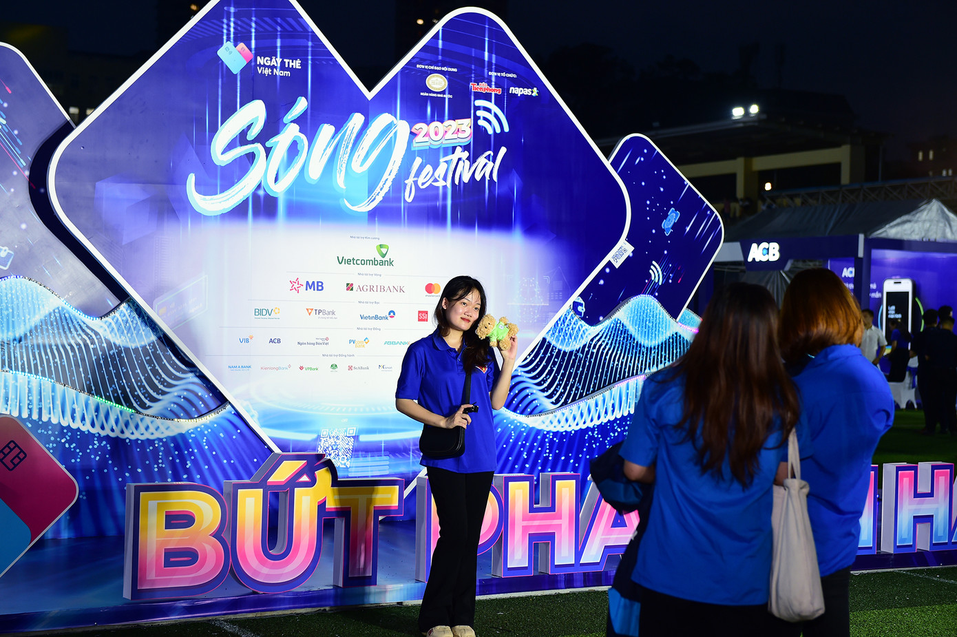 Trong khuôn khổ Ngày Thẻ Việt Nam 2023 do Báo Tiền Phong phối hợp với Công ty CP Thanh toán quốc gia Việt Nam (NAPAS) tổ chức, diễn ra lễ hội mua sắm 'Sóng Festival', với sự tham gia của 25 ngân hàng thương mại, tổ chức tài chính, tổ chức thẻ quốc tế và hơn 100 gian hàng cung cấp sản phẩm, dịch vụ trong nhiều ngành nghề gồm ẩm thực, giáo dục, mua sắm… Ảnh: Xuân Tùng