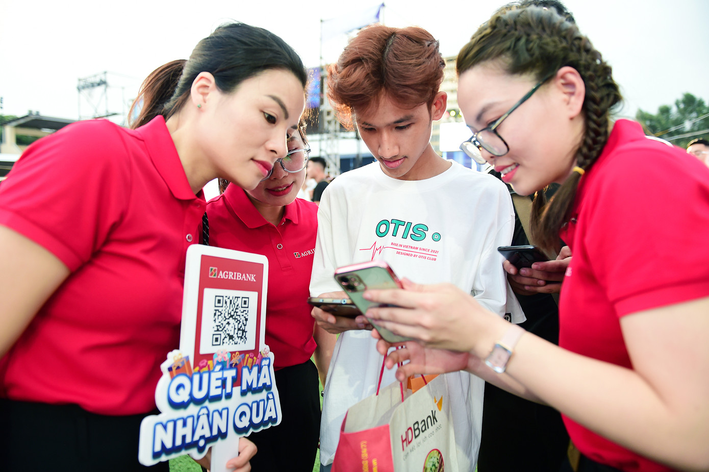 Nhiều bạn trẻ đã có buổi chiều đầy thú vị với việc quét mã nhận quà. Được biết, tại sự kiện, Ban Tổ chức dành tặng 10.000 phần quà 50.000 đồng vào tài khoản bằng việc quét mã QR. Để nhận quà, khách hàng chỉ cần đăng ký thông tin qua website https://thevietnam.vn hoặc đăng ký trực tiếp tại 'Sóng Festival'. Ảnh: Xuân Tùng