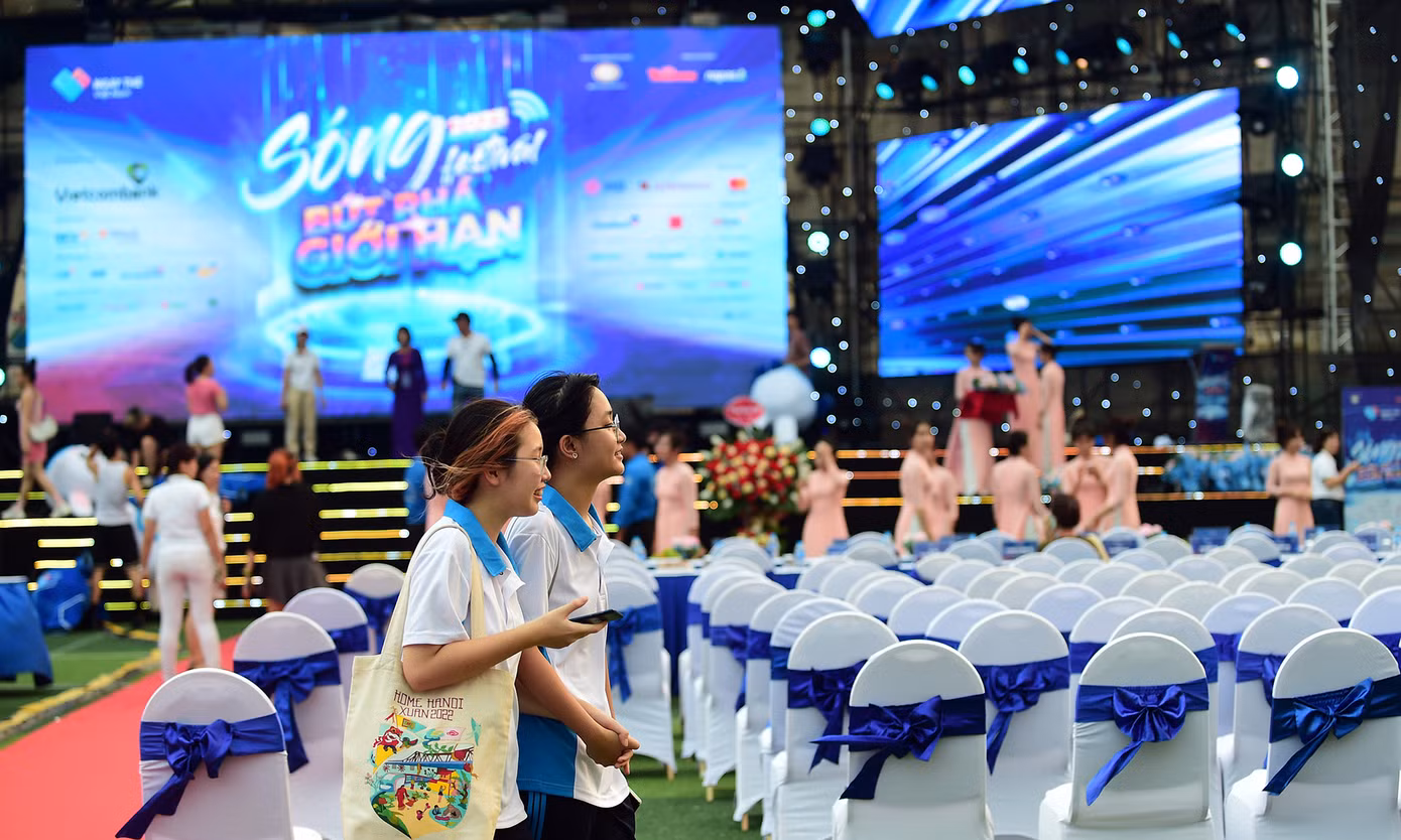 Ngay từ trước giờ khai mạc chính thức 'Sóng Festival' - Ngày Thẻ Việt Nam 2023, đông đảo sinh viên đã đến tham gia nhiều hoạt động thú vị và trải nghiệm thực tế công nghệ thanh toán không dùng tiền mặt, công nghệ thanh toán thẻ ngân hàng hiện đại và tiên tiến nhất... Ảnh: Xuân Tùng